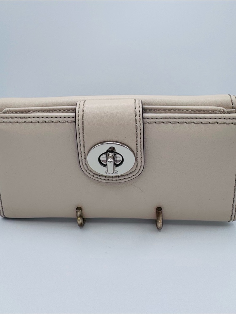 Vtg Coach Buttery Soft Ivory Leather Silver Turn-lock Large Wallet Pink Interior - Picture 2 of 10
